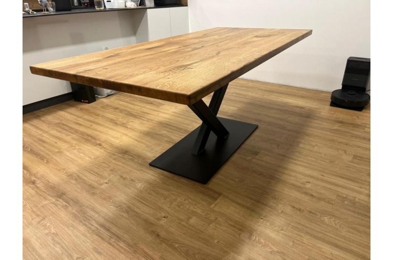 Jídelní stůl s kovovým podnožím "X" - Jídelní stůl s kovovým podnožím