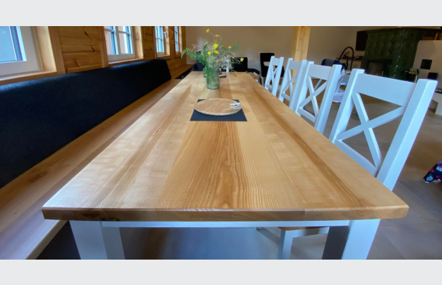 Klasický jídelní stůl s bílým podnožím - Jasan