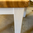 Klasický jídelní stůl s bílým podnožím a zaoblenými rohy - Jasan - Klasický jídelní stůl s bílým podnožím a zaoblenými rohy